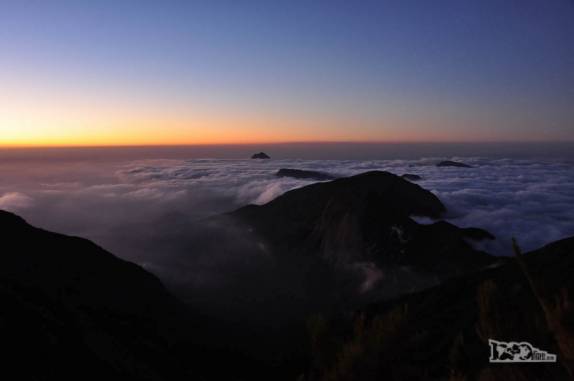 O 2o dia de caminhada no Parque Nacional da Serra dos Órgãos, no Rio de Janeiro, termina com mais um belíssimo pôr-do-sol visto da aresta da Pedra do Sino